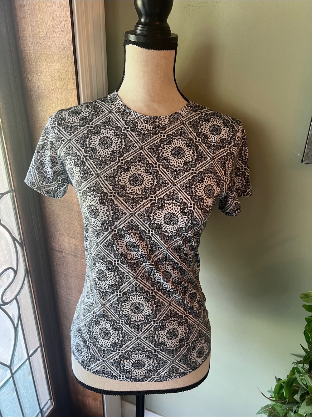 Express Black & White Geometric Medallion Short Sleeve Tee